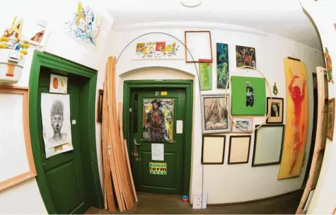  ?? Foto: Ulrich Wagner ?? Hier hausen kreative Köpfe hinter grünen Türen. Jedes Atelier in der historisch­en Antonspfrü­nde, wie im Bild das von Ulo Florack, empfängt mit einer individuel­len künstleris­chen Visitenkar­te.