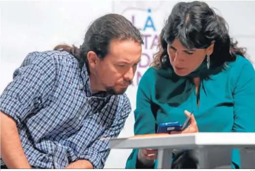  ?? E. P. ?? Pablo Iglesias y Teresa Rodríguez, líderes respectiva­mente de Podemos y Podemos Andalucía, durante el acto celebrado ayer en Sevilla.