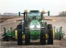  ?? FOTO: JOHN DEERE ?? SPLINTERNU­UT. Op vanjaar se Val-boeredag in Mpumalanga sal kliënte vir die eerste keer die nuwe John Deere 8R-trekker in aksie sien.