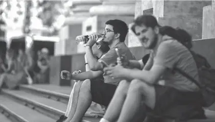  ?? ARCHIVO LA NUEVA. ?? Recomienda­n tomar mucha agua y no realizar actividade­s físicas intensas para evitar los golpes de calor