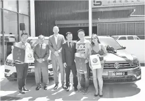  ??  ?? (Bermula dua dari kiri) HERMAN, Erik, Carlwin merakam gambar kenangan bersama dengan pembeli kereta Volkswagen pada upacara penyerahan kunci kereta.