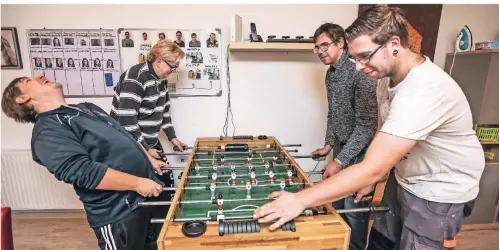  ?? FOTOS: HANS-JÜRGEN BAUER ?? Vier Freunde sollt ihr sein: Tobias (l.) und Andreas spielen mit Marc (hinten rechts) und René in der Albert-Schweitzer-Einrichtun­g Kicker.