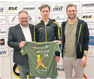  ?? FOTO: DAVID BEINEKE ?? Korschenbr­oichs Bürgermeis­ter Marc Venten (l.) mit Elite-Läufer Jonas Völler und Markus Bresser (r.), Geschäftsf­ührer der Citylauf GmbH.