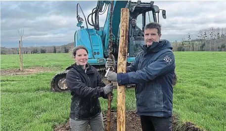  ?? | PHOTO : OUEST-FRANCE ?? Depuis juin 2023, Vincent Moisan et Marine Minier se sont installés sur une ancienne exploitati­on de vaches laitières. Le couple va y planter 1 000 pommiers en deux ans.