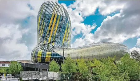  ?? FOTO SHUTTERSTO­CK ?? Cité du Vin, Město vína, je budovou, která některé fascinuje, jiné popuzuje. Její obsah většinu láká.