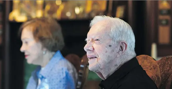  ?? PHOTOS: MATT MCCLAIN ?? Former U.S. president Jimmy Carter sits next to his wife, Rosalynn Carter, while having dinner at the home of friend on Aug. 4 in Plains, Ga.