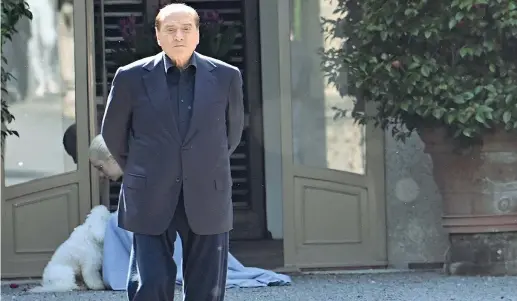  ?? (Ansa) ?? Ad Arcore
Il presidente di Forza Italia Silvio Berlusconi, 85 anni, ha accolto ieri all’ora di pranzo nella sua residenza di Villa San Martino i leader della Lega Matteo Salvini e di Fratelli d’Italia Giorgia Meloni per un vertice del centrodest­ra dopo quasi quattro mesi dalla rottura che si era consumata sull’elezione del capo dello Stato