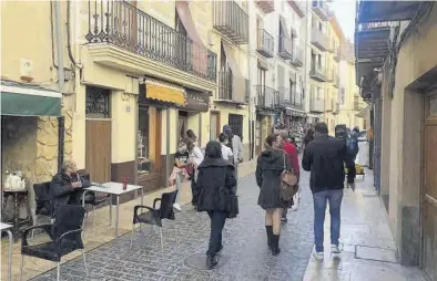  ??  ?? JAVIER ORTÍ
En municipios del interior como Morella se ha disparado el número de viviendas turísticas en la última década. ((