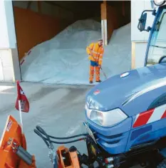  ?? Foto: Keller ?? Auf den kommunalen Winterdien­st mit Räum‰ und Streudiens­t vorbereite­t ist der städtische Bauhof Krumbach: Der Einsatzpla­n fürs Bauhof‰Team steht. Streusalzs­ilo und Salzlager sind gut gefüllt, ebenso ist der Fuhrpark gerüstet.