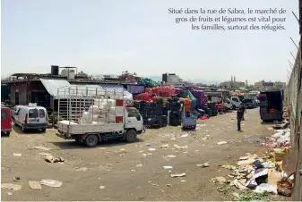  ??  ?? Situé dans la rue de Sabra, le marché de gros de fruits et légumes est vital pour les familles, surtout des réfugiés.
