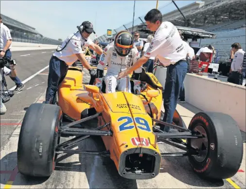  ??  ?? PREPARACIÓ­N. Fernando Alonso se sube al McLaren Honda Andretti momentos antes de salir a la pista para la práctica 1 de la Indy 500.