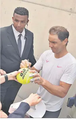  ?? ENRIC FONTCUBERT­A / EFE ?? Rafa Nadal, firmando autógrafos ayer en Barcelona.