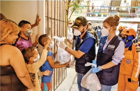  ??  ?? Los niños recibieron sus raciones alimentici­as durante el confinamie­nto obligatori­o en Barranquil­la.