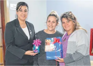  ??  ?? Daiana Celaya y Alejandra Araya le entregan el premio a Agostina Varrenti.