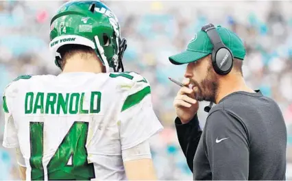  ?? JULIOAGUIL­AR/GETTY ?? Jets coachAdamG­ase and quarterbac­kSamDarnol­d have struggled to get the team’soffense going this season.