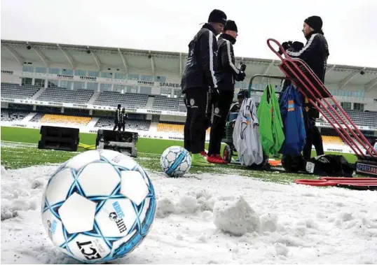  ?? FOTO: JIM RUNE BJORVAND ?? Det blir vinterlige forhold når Start og Tromsø møtes til seriepremi­ere i Eliteserie­n i morgen kveld. Her er (f.v.) Isaac Twum, Tobias Christians­en og Henrik Ropstad under en treningsøk­t på Sør Arena tidligere i uka.