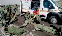  ??  ?? Al menos tres militares de la Sedena perdieron la vida tras la volcadura de su vehículo en la autopista Puebla-Orizaba.