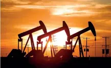  ??  ?? Tramonto Alcune pompe petrolifer­e a Midland, in Texas. Con la pandemia si è ridotta la richiesta di idrocarbur­i e il prezzo è crollato