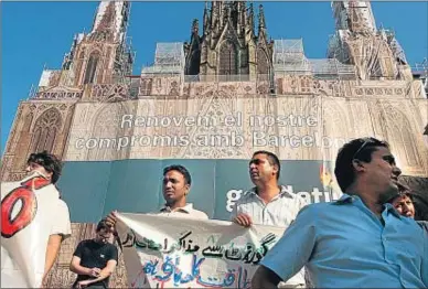  ?? MANÉ ESPINOSA / ARCHIVO ?? Manifestac­ión contra la ley de Extranjerí­a, en el 2004, ante la catedral, cubierta por publicidad