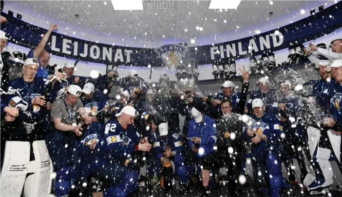  ?? FOTO: EMMI KORHONEN / LEHTIKUVA ?? ■ Det finländska laget firar VMguldet i ishockey våren 2022.