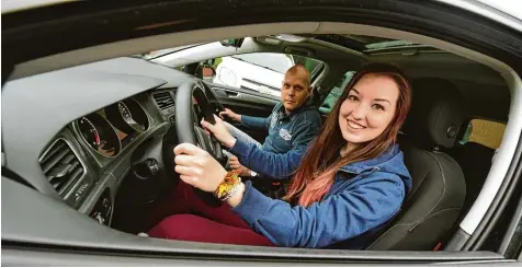  ?? Foto: Holger Hollemann, dpa ?? Wer mit 17 Jahren mit einer Begleitper­son am Steuer sitzt, kann später auch in der Kfz Versicheru­ng Vorteile haben.