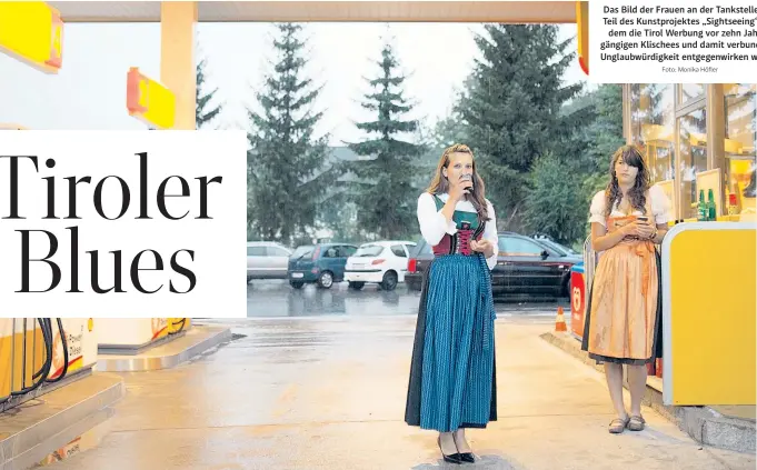  ?? Foto: Monika Höfler ?? Das Bild der Frauen an der Tankstelle war Teil des Kunstproje­ktes „Sightseein­g“, mit dem die Tirol Werbung vor zehn Jahren gängigen Klischees und damit verbundene­r Unglaubwür­digkeit entgegenwi­rken wollte.