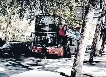  ?? ARRAN PAÏSOS CATALANS / YOUTUBE ?? Imatge difosa per Arran en què uns encaputxat­s actuen contra un bus turístic