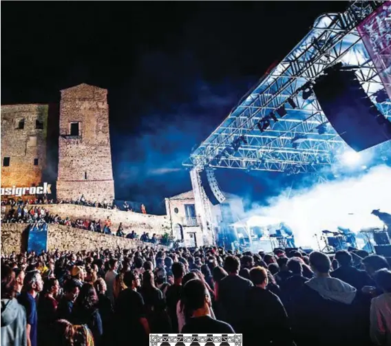  ??  ?? YPSIGROCK È arrivato alla 22esima edizione il festival hipster di Castelbuon­o (Palermo), dal 9 al 12 agosto