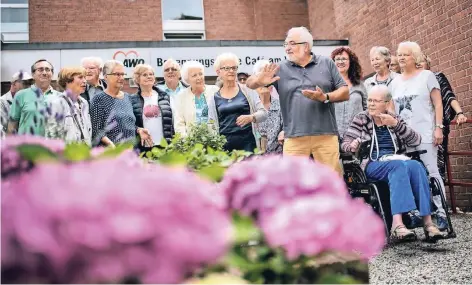  ?? RP- FOTO: RALPH MATZERATH ?? Vor dem Stadtteil-Spaziergan­g in Langfort informiert­e Dr. Peter Rüffert (zeigend) an der Awo-Begegnungs­stätte die Teilnehmer über den Ablauf.