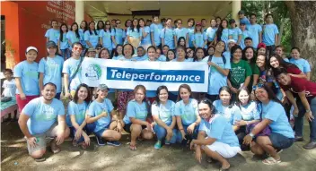  ?? / CONTRIBUTE­D FOTO ?? BRIGADA ESKWELA. The team from Teleperfor­mance gathers for a group photo after its Brigada Eskwela activity.