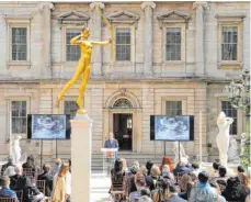  ?? FOTO: BENNO SCHWINGHAM­MER/DPA ?? Kunstwerke vor dem Museum: Das Metropolit­an Museum of Art lockt jährlich rund sieben Millionen Menschen an.