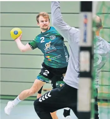  ?? FOTO: ACHIM BLAZY ?? Leon Pape (am Ball) traf immerhin viermal im Oberliga-Heimspiel des TuS 08 Lintorf gegen Adler Königshof an der Gothaer Straße in Ratingen West.