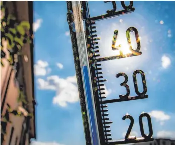  ?? FOTO: FRANK RUMPENHORS­T ?? Ganz so hoch klettert das Thermomete­r bei uns zwar nur in der Sonne, aber die anhaltende Hitze hat auch im Landkreis Tuttlingen bereits folgen, wenn auch noch nicht so dramatisch­e, wie woanders.