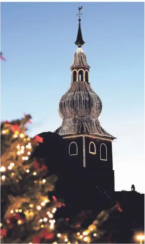  ?? FOTO: ROLAND KEUSCH ?? Weithin sichtbar und längst ein Lenneper Markenzeic­hen: Der leuchtende Turm der Evangelisc­hen Stadtkirch­e.