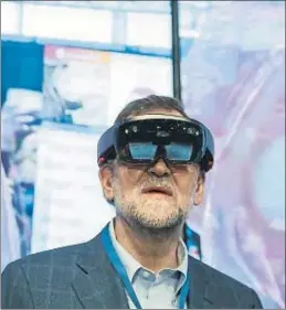  ?? DANI DUCH ?? Mariano Rajoy, ayer con una gafas de realidad virtual