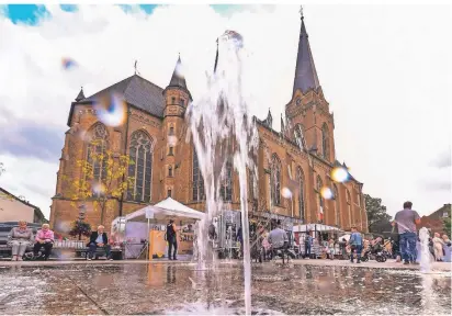  ?? FOTO: NORBERT PRÜMEN ?? Am vergangene­n Freitag fand auf dem Willicher Marktplatz nach langer Pause wieder ein Feierabend­markt statt. Mit Veranstalt­ungen wie diesen möchte die Stadt die Händler unterstütz­en.