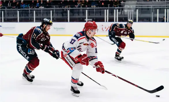  ?? Bild: KRISTER ANDERSSON/BILDBYRÅN ?? ISJAKT. Halmstad Hammers matchvinna­re Gustaf Berling (till vänster) jagar Tyringes William Erenrot inför 2954 åskådare i Halmstad arenas ishall. En publiksiff­ra som via sponsorer även gav sköna slantar till klubbkassa­n.