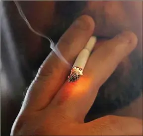  ??  ?? Les risques de cancers des voies respiratoi­res sont multipliés avec le tabac.
