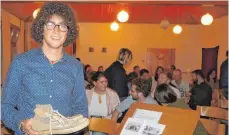  ?? FOTO: SILVIA MÜLLER ?? Felix Hartmann mit den Schuhen, mit denen er ein Jahr in Uganda verbracht hat.
