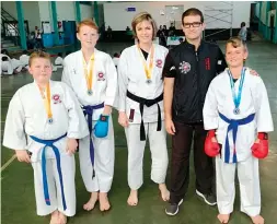  ??  ?? Karateka van Mosselbaai Goju Ruy Karate Dojo wat aan die Mosselbaai Sportfeesb­yeenkoms deelgeneem het is van links: Christiaan Grobler, Charl van der Westhuizen, Gerda Claassen, Kobus Klue en Steven Terblanche.