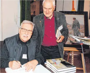  ?? FOTO: EVA WINKHART ?? Wolfgang Merk (links) und Johannes Angele signieren ihr Buch.