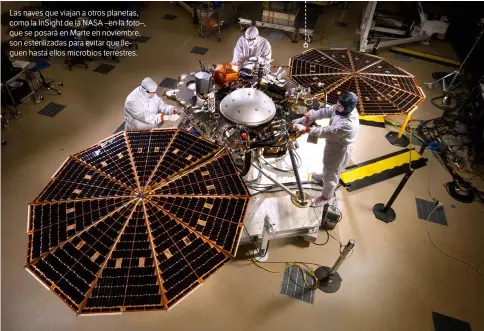  ??  ?? Las naves que viajan a otros planetas, como la InSight de la NASA –en la foto–, que se posará en Marte en noviembre, son esteriliza­das para evitar que lleguen hasta ellos microbios terrestres.