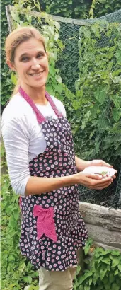  ?? RP-FOTOS (2): SVEN SCHALJO ?? Ines Brüggemann erntet Johannisbe­eren im eigenen Garten. Mit ihrem Mann Marc experiment­iert sie auch gern beim Einkochen.