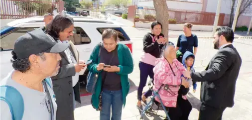  ?? ?? ∙ El diputado local, Alberto Hurtado atiende a un grupo de personas a las afueras del Congreso de Coahuila, quienes llegaron a pedirle un apoyo, pero se negó porque no traía.