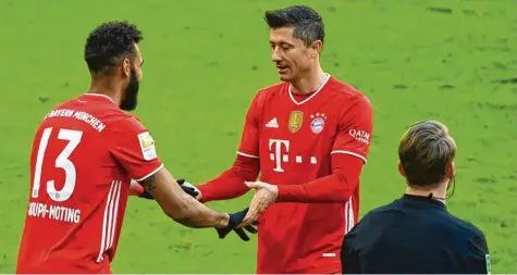  ??  ?? So war es gedacht: Wenn Robert Lewandowsk­i (re.) eine Pause braucht, sollte ihn Eric Maxim Choupo‰Moting ablösen. Nun ist der Top‰Torjäger verletzt. Schlägt die Stunde Choupo‰Motings im Spitzenspi­el gegen RB Leipzig? Foto: dpa