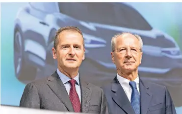  ?? FOTO: IMAGO IMAGES ?? Volkswagen-Chef Herbert Diess und Aufsichtsr­atschef Hans Dieter Pötsch bei der Hauptversa­mmlung des Automobilk­onzerns im Jahr 2018.