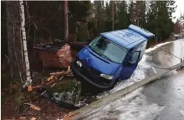  ?? FOTO: ELISABETH GROSVOLD ?? KABLER: Bilen krasjet inn i en stolpe, som så veltet. Kabler ble liggende i veibanen etter ulykken.