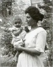  ??  ?? Taufpatin von Brechts erstem Sohn Frank war Blanka Banholzer, die Schwester der Mutter (aufgenomme­n in Kimratshof­en 1919). Bald nach der Geburt entstand das Foto mit Paula „Bi“Banholzer und Bertolt Brecht in Augsburg. Foto: Gerhard Gross