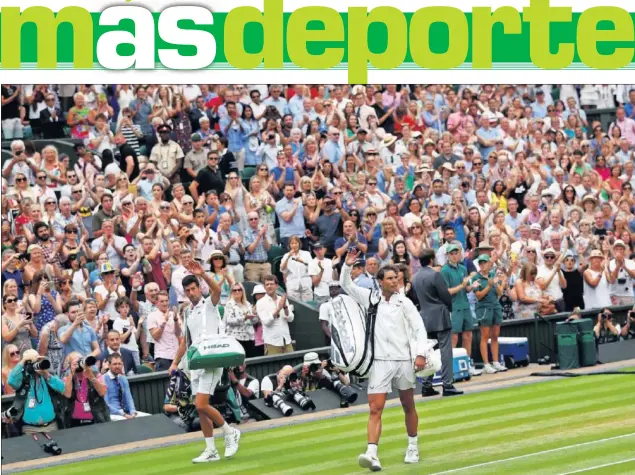  ??  ?? DESPEDIDA. Novak Djokovic y Rafa Nadal saludan a los espectador­es de la pista central de Wimbledon al final del partidazo de semifinale­s cuya continuaci­ón disputaron ayer.