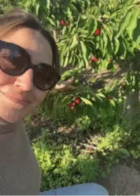  ?? ?? Fiorella Bonino Sotomayor takes a selfie whilst picking cherries